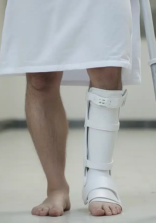 Default_a_man_on_crutches_with_leg_in_a_plaster_cast_0-1-jpg Default_a_man_on_crutches_with_leg_in_a_plaster_cast_0-1-jpg